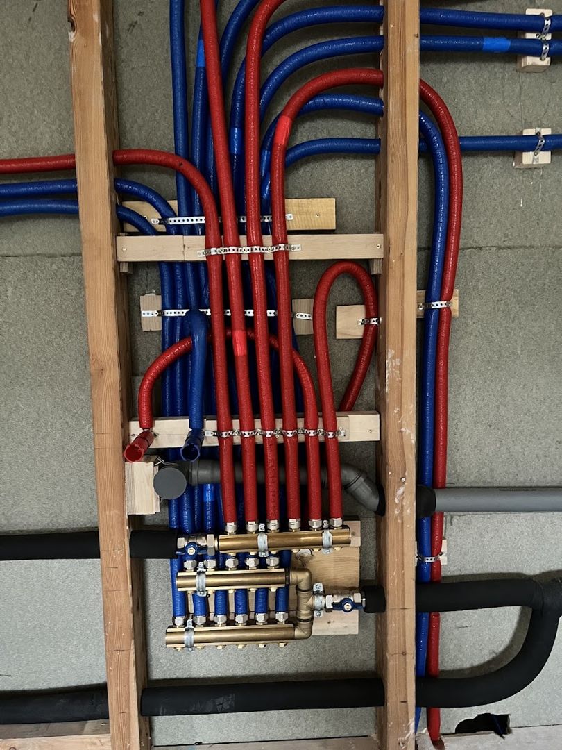 Rozdzielacz ogrzewania i instalacja c.o. z rur PEX — realizacja ProHydro, Bielsko-Biała